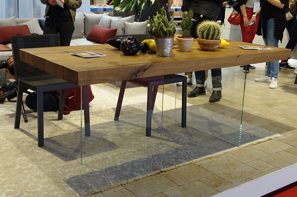 LAGO tavolo in legno massiccio appoggiato su lastre di vetro