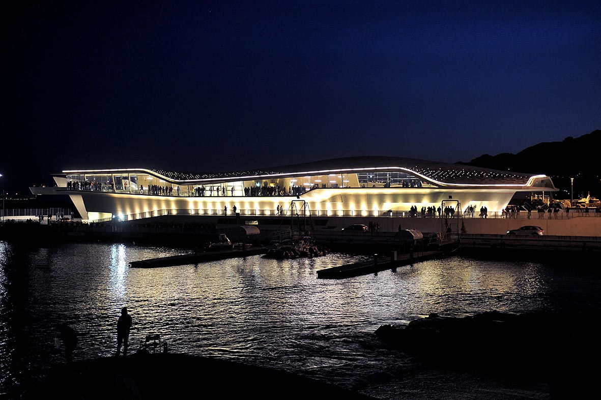 Stazione marittima di Salerno vista notturna