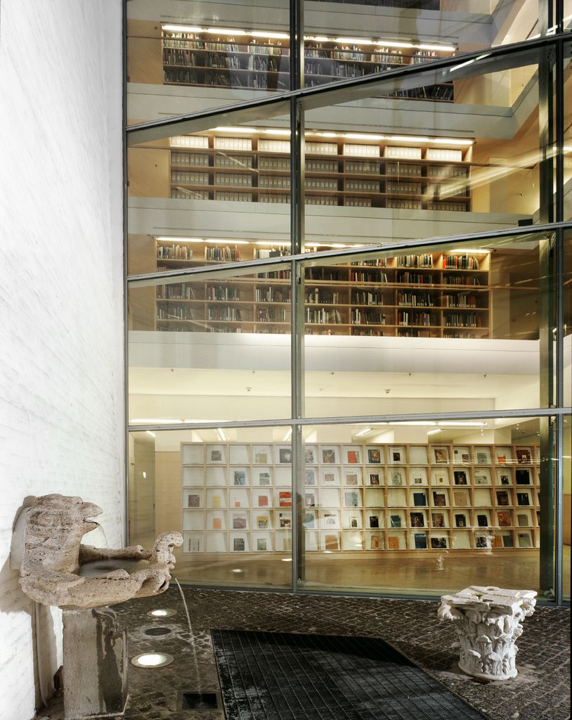 Biblioteca Herziana di Roma dettaglio interno biblioteca