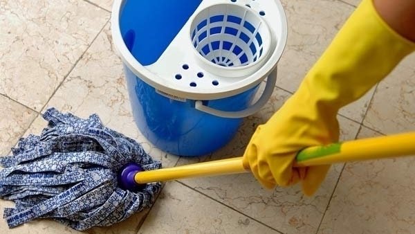 secchio con mocio per la pulizia del pavimento