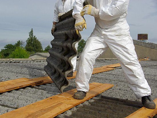 operaio bonifica amianto su tetto casa