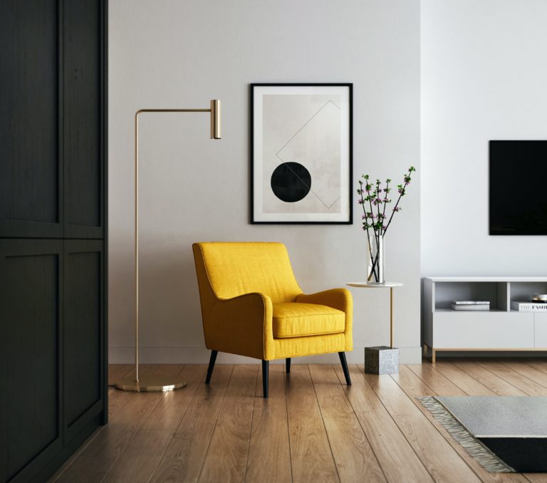 Salotto minimal con poltrona in velluto giallo senape, lampada da terra in ottone e stampa astratta bianca e nera