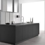 Isola centrale in cucina: come sfruttarla al meglio tra lavoro, pranzo e tecnologia