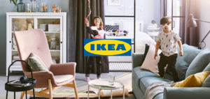 Collage con logo IKEA, poltrona rosa in velluto, bambina con nastro e bambino che gioca su divano verde salvia