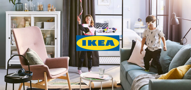 Collage con logo IKEA, poltrona rosa in velluto, bambina con nastro e bambino che gioca su divano verde salvia