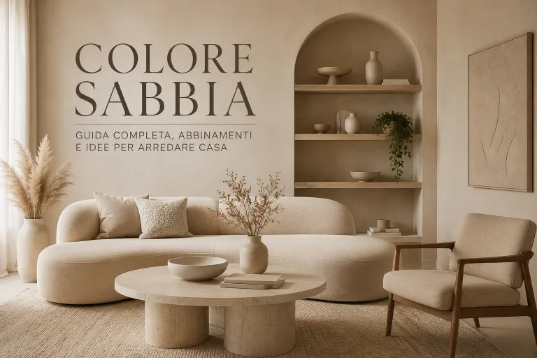 Stanza moderna con pareti color sabbia, divano beige e dettagli in legno chiaro che mostrano abbinamenti di arredamento con il colore sabbia