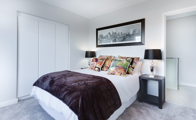 Foto di Jean van der Meulen: https://www.pexels.com/it-it/foto/foto-della-camera-da-letto-1454806/