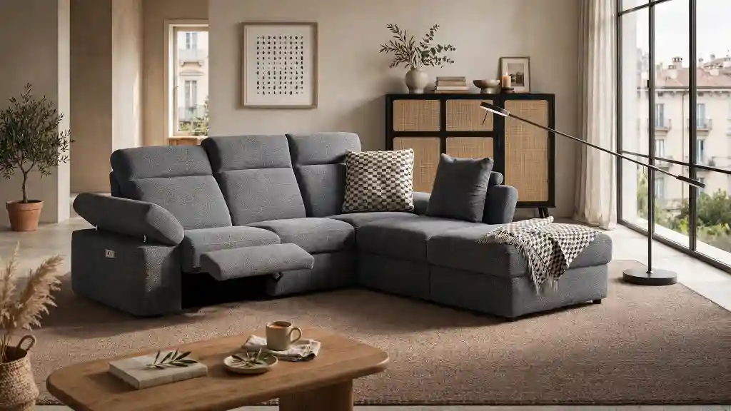 Divano Noceto PoltroneSofà Divano angolare Noceto di PoltroneSofà in tessuto grigio, con modulo reclinabile.