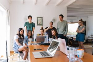 foto ragazzi computer design e arredamento
