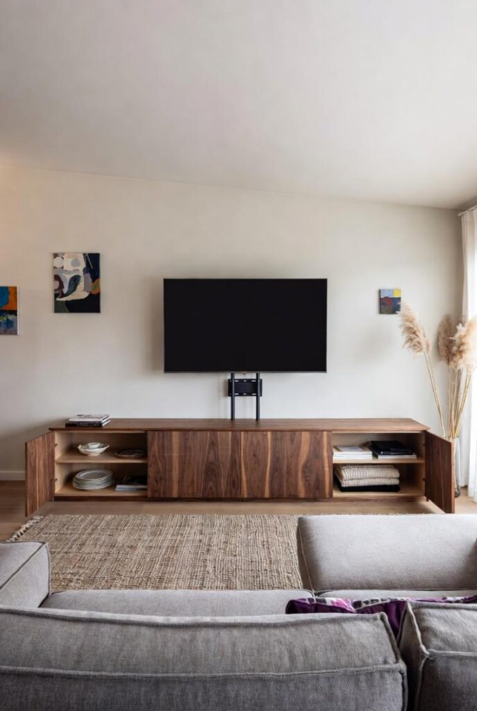 Alternative parete attrezzata sospesa: madie credenze basse legno noce con TV su staffa in soggiorno moderno pareti libere
