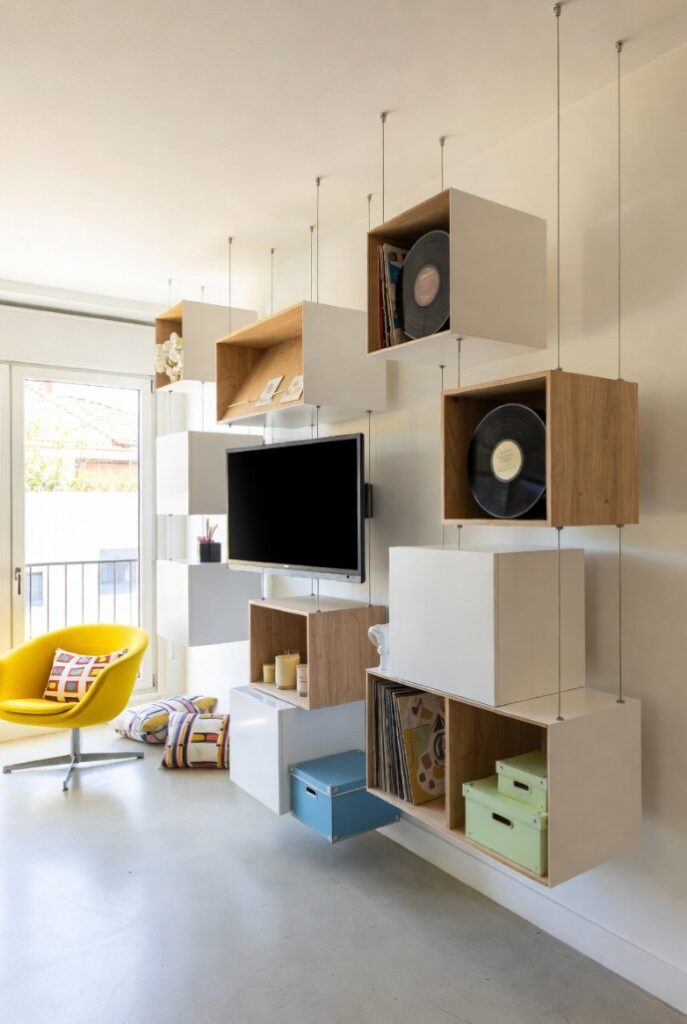 Mobili componibili sospesi alternativa parete attrezzata sospesa con cubi colorati TV vinili in soggiorno eclettico moderno