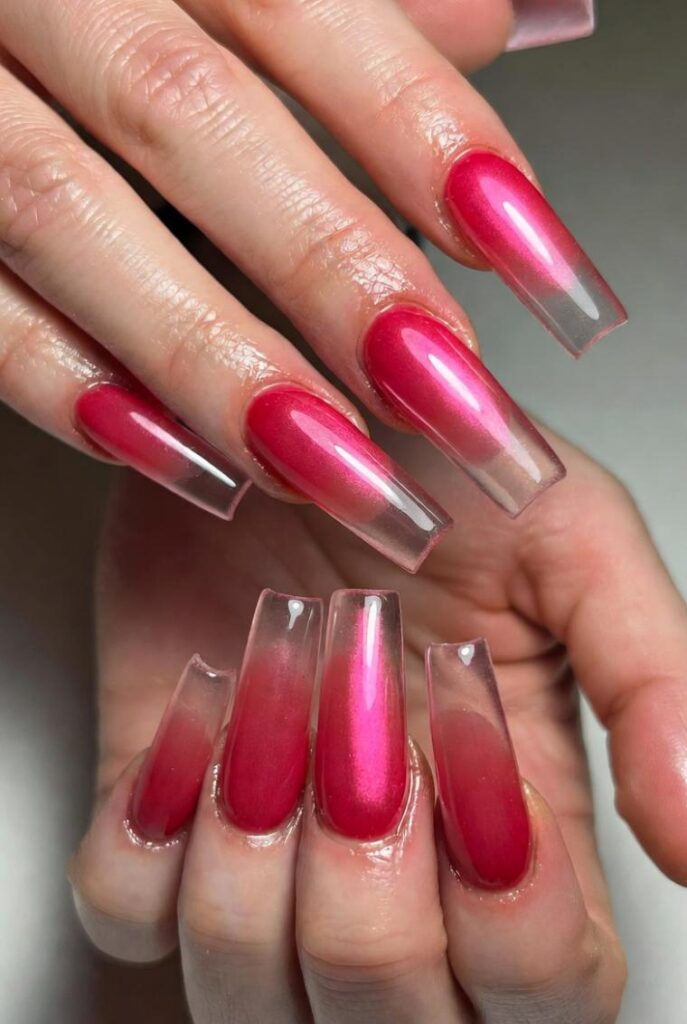 Close-up unghie coffin ombré gradient rosso Valentino vivo a punta chiara trasparente, mani eleganti – nail art rosso Valentino storia moderna