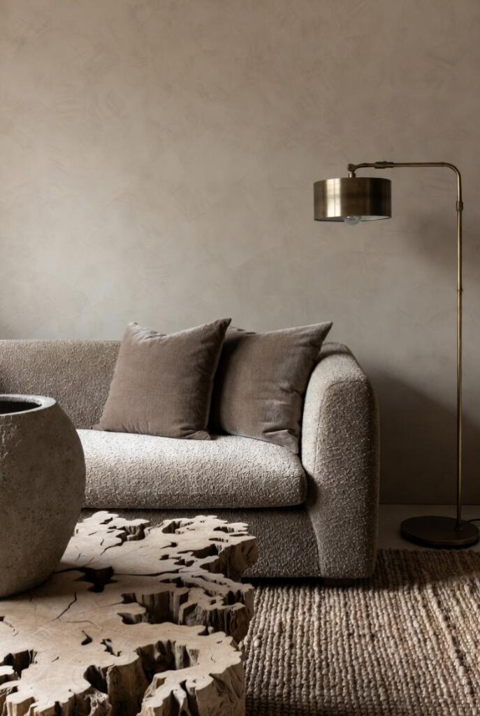 Arredare casa con colori neutri e texture ricche, divano bouclé velluto cemento legno rattan, metallo ottone lampada