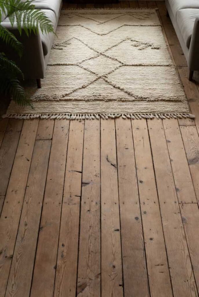 Pavimento parquet antico con tappeto berber moderno a fibre sintetiche: il matrimonio perfetto per abbinare arredamento antico e moderno.