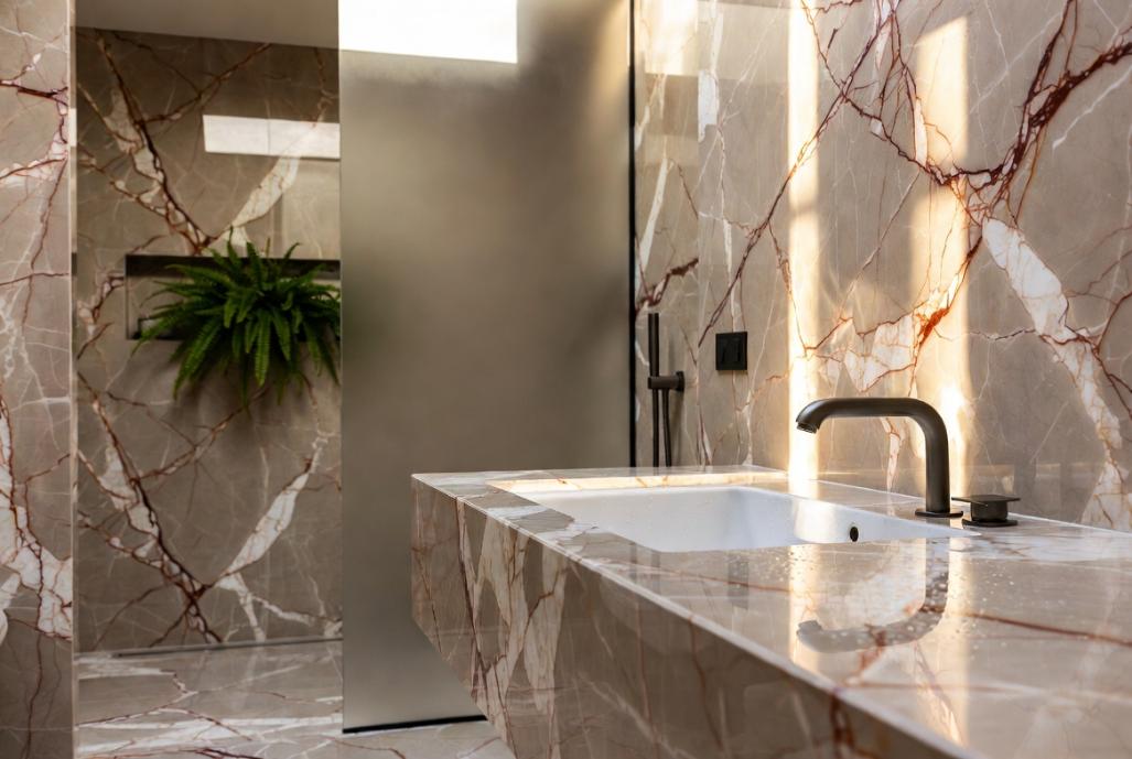 Bagno in Marmo Rosso: Idee, Costi e Abbinamenti
