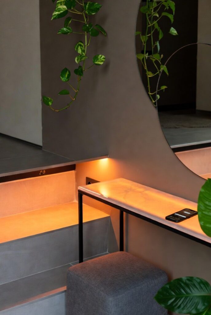 Striscia LED sotto console alta dimmerabile via app in ingresso a due livelli moderno