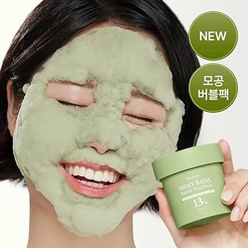 Modella sorridente con maschera viso verde che tiene in mano la p.calm holy basil bubble deep mask, nuova bubble deep mask coreana per la pulizia profonda dei pori e pelle luminosa.