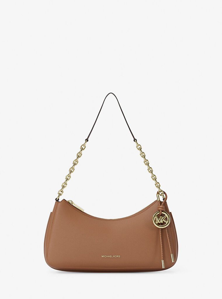 Borsa a spalla MICHAEL Michael Kors Pochette Nolita media in pelle martellata con catena color cuoio e dettagli dorati su sfondo bianco.