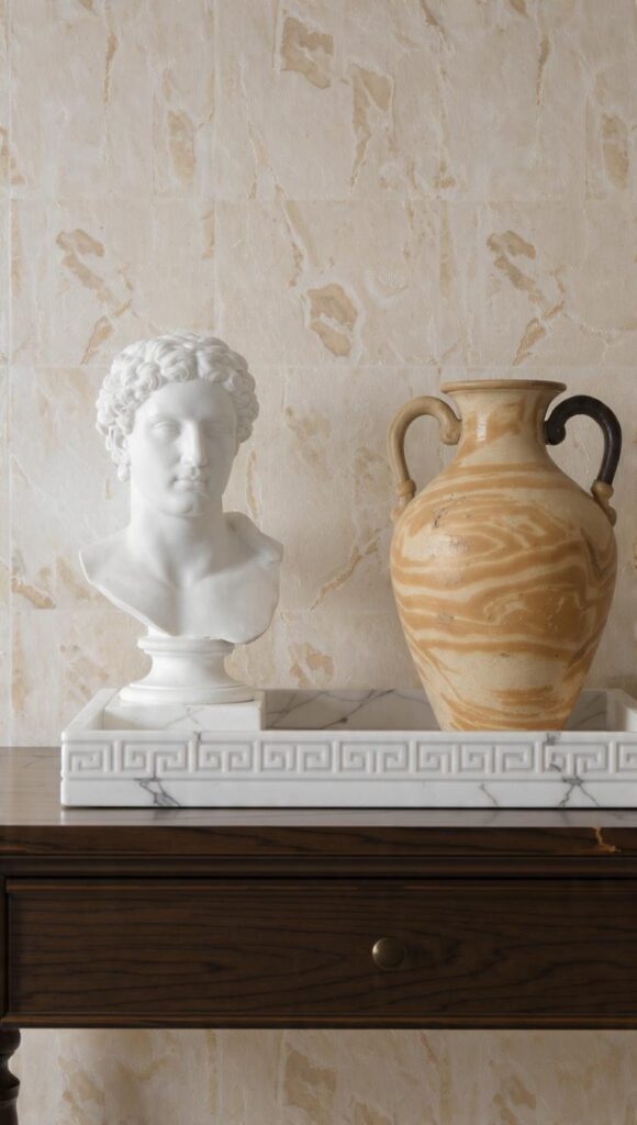 Arredare casa stile romano - accessori con busto in gesso bianco, anfora terracotta e vassoio marmo bordo greco