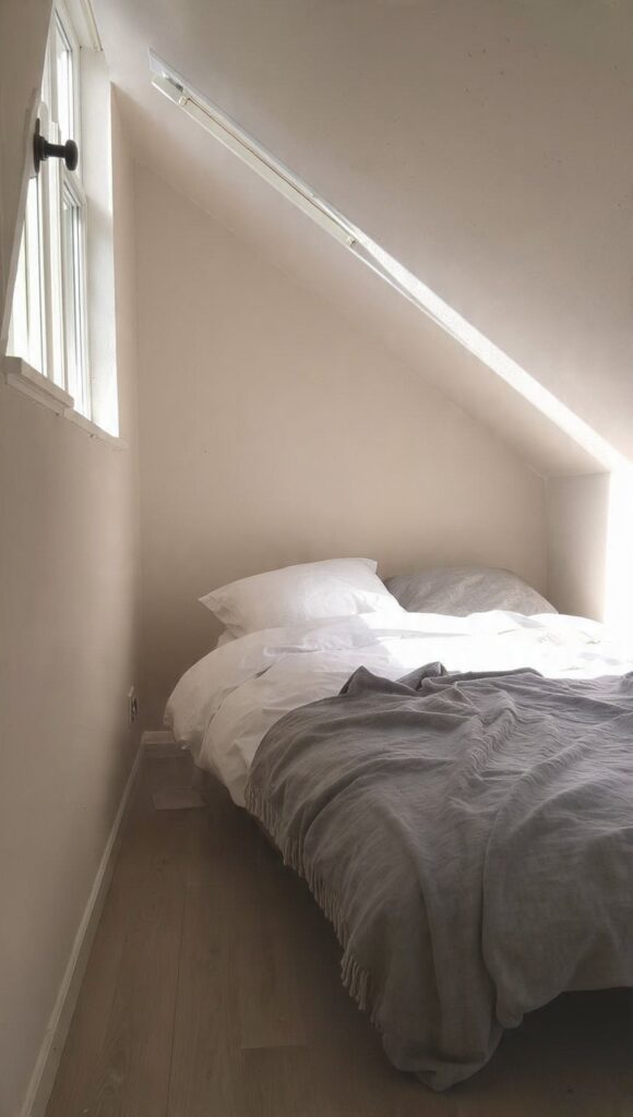 Parete color pervinca camera da letto piccola con tonalità chiara polvere e soffitto basso