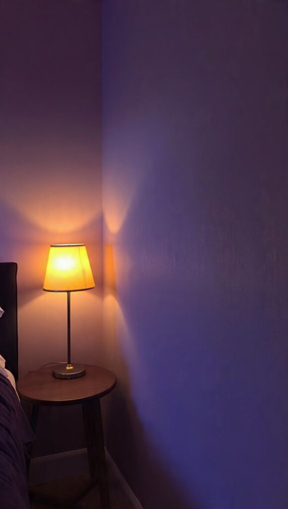 Parete color pervinca camera da letto in ambiente poco luminoso con finitura opaca vellutata
