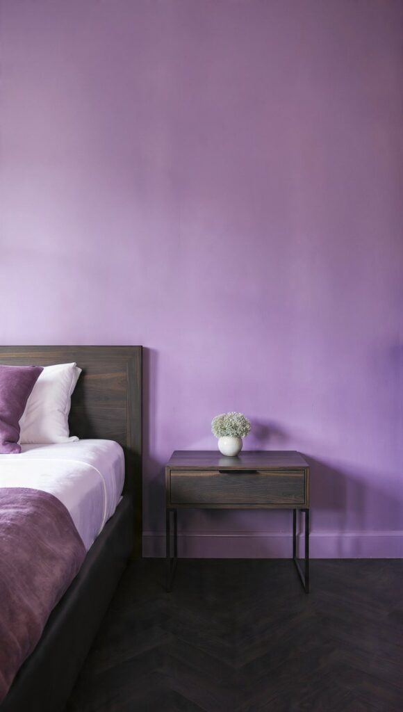 Parete color pervinca camera da letto abbinata a legni scuri noce canaletto wenge rovere