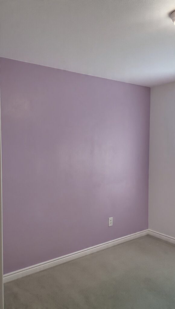 Parete color pervinca camera da letto errore abbinamento bianco freddo che vira lilla
