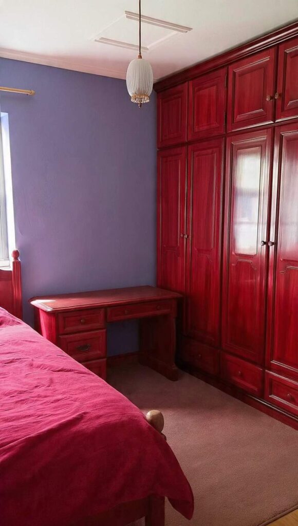 Parete color pervinca camera da letto errore abbinamento legno ciliegio rosso