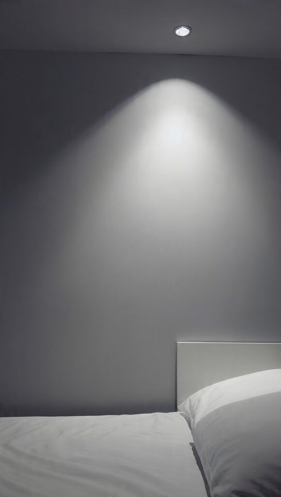 Parete color pervinca camera da letto con illuminazione fredda 4000K che la fa sembrare grigia