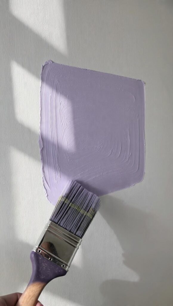 Parete color pervinca camera da letto test colore con campione pittura 50x50 cm