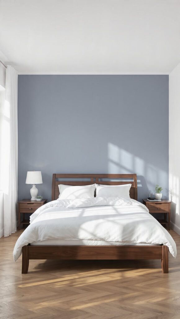 Parete color pervinca camera da letto con una sola parete d'accento per non saturare l'occhio