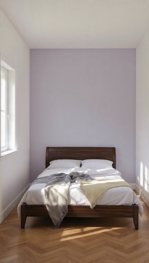 Parete color pervinca camera da letto con pareti laterali bianco caldo e soffitto bianco opaco