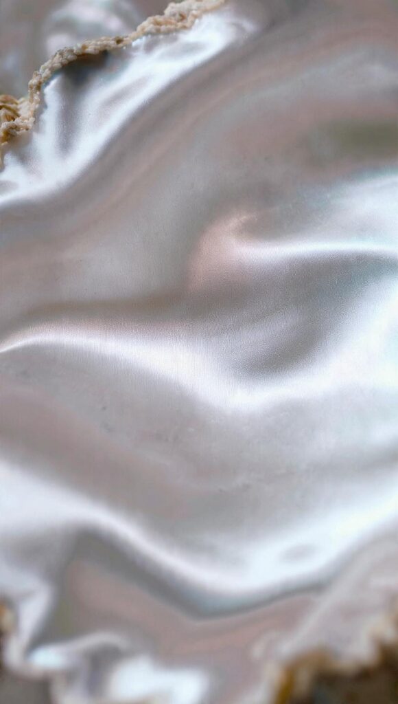 colore grigio perla luminoso effetto madreperla interno conchiglia design 2026