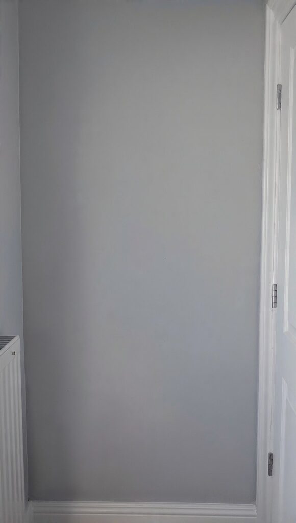 grigio medio parete sottotono blu freddo effetto piatto confronto colore