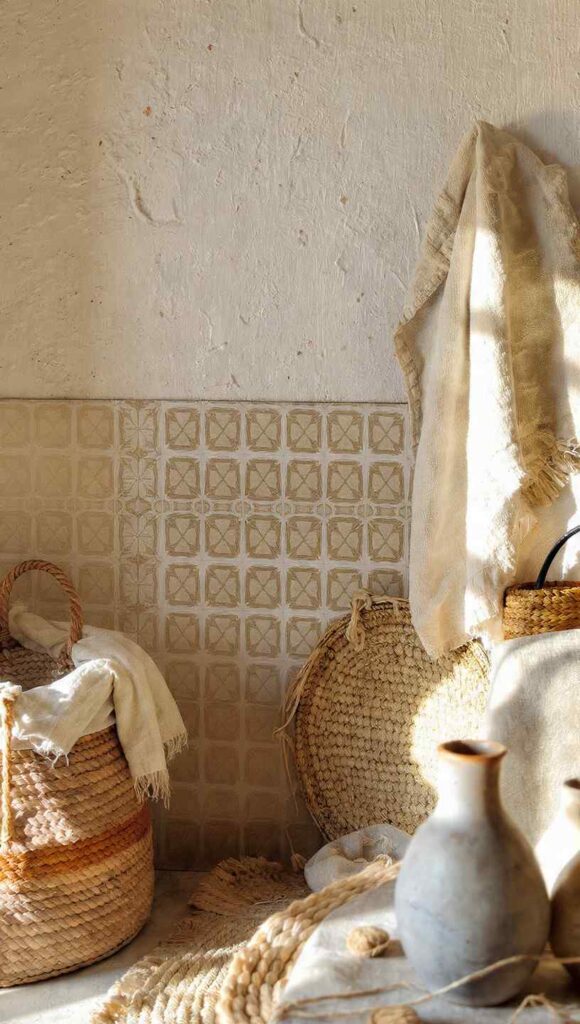 arredare casa stile salentino texture intonaco irregolare cementine lino cotone ceste giunco