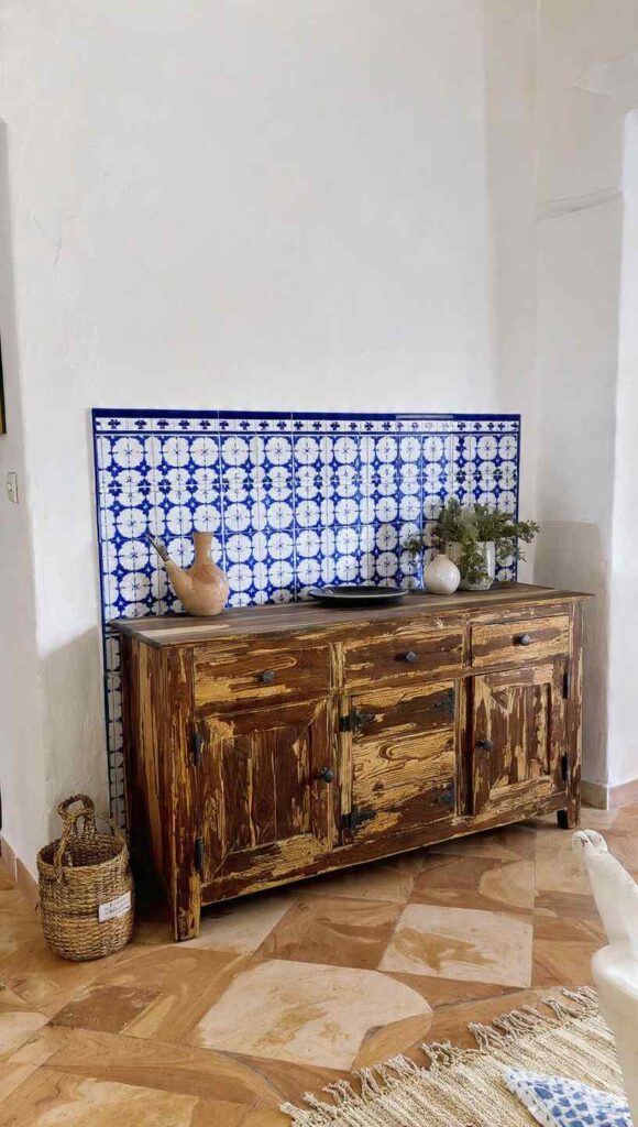 arredare casa stile salentino con madia pugliese recuperata e cementine blu bianche in cucina