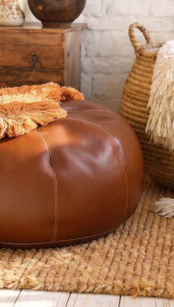 dettaglio texture in stile afrobohemien con pouf in pelle marocchina, tappeto in lana e cesto intrecciato