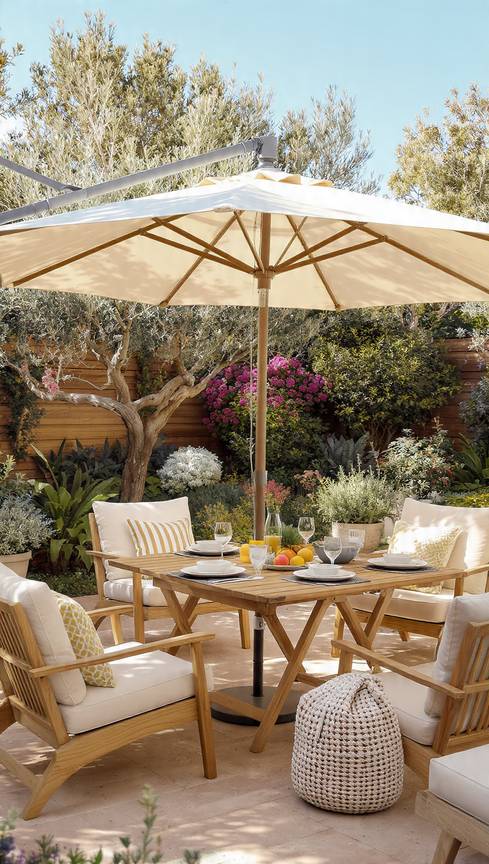 Terrazzo realistico con ombrellone da giardino a braccio, tavolo pranzo esterno e zona relax ombreggiata estiva
