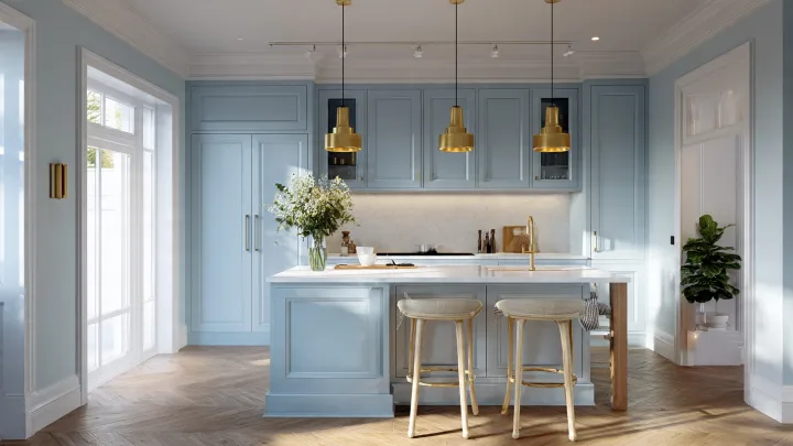 Cucina celeste e bianca con isola centrale, pensili azzurro cielo, lampade a sospensione dorate e parquet a spina di pesce