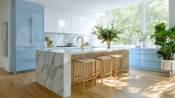 Cucina moderna celeste e bianca con isola in marmo waterfall, basi azzurro cielo, pensili bianchi lucidi e sgabelli dorati