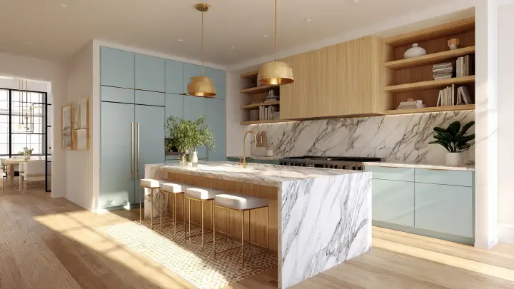 Cucina moderna luminosa con isola centrale rivestita in marmo bianco venato, piano lavoro in marmo e 4 sgabelli con seduta bianca e gambe dorate. Mobili celeste polvere, ante in legno chiaro e mensole aperte con libri e vasi. Piano cottura integrato, backsplash in marmo, lampade a sospensione dorate e pavimento in legno chiaro.