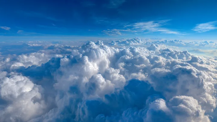 Cielo celeste in una giornata limpida con luce solare e atmosfera terrestre