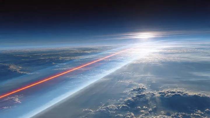 Visualizzazione scientifica fotorealistica dello scattering di Rayleigh nell'atmosfera terrestre: raggi di luce solare che entrano dall'alto, con lunghezze d'onda blu diffuse in tutte le direzioni e lunghezze d'onda rosse che proseguono verso l'orizzonte, strati atmosferici realistici su sfondo scuro, illustrazione educativa 16:9 senza testo