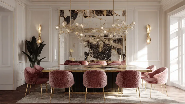Sala da pranzo luxury con tavolo in marmo nero e oro, sedie rosa cipria velluto con gambe dorate, lampadario a sfere di vetro e specchio effetto marmo sulla parete
