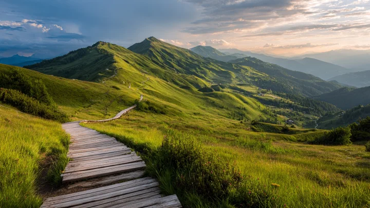 Sentiero di legno che attraversa prati alpini verdi e colline toscane sotto un cielo al tramonto dorato. Composizione ampia, atmosfera pacifica per la camminata silenziosa.