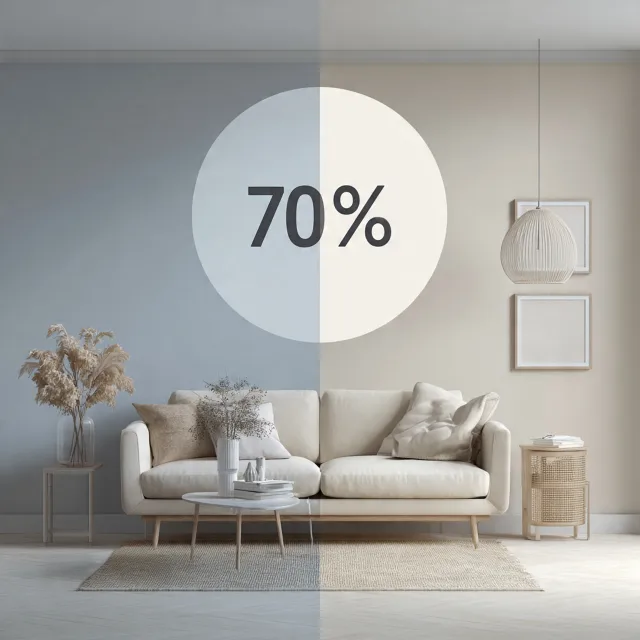 Soggiorno classico con pareti celeste grigio, divano e tende beige tortora, grandi finestre ad arco
