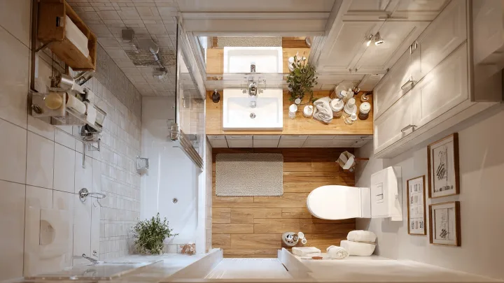 Vista zenitale di bagno piccolo rettangolare con mobile bagno sospeso in legno, lavabo integrato, wc sospeso e doccia, pavimento effetto legno