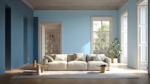Soggiorno classico moderno con pareti color celeste e azzurro chiaro, grande divano bianco, parquet a spina di pesce e finestre luminose