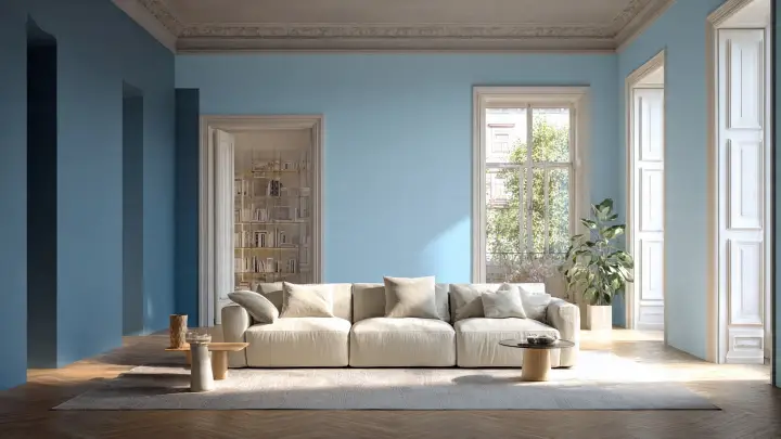 Soggiorno classico moderno con pareti color celeste e azzurro chiaro, grande divano bianco, parquet a spina di pesce e finestre luminose