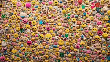 Muro di sticker Emoji Kitchen con combinazioni buffe in evidenza, stile 3D brillante Muro ricoperto di centinaia di sticker colorati ispirati a Emoji Kitchen, con alcune combinazioni emoji buffe in evidenza. Stile 3D brillante con effetto collezione.
